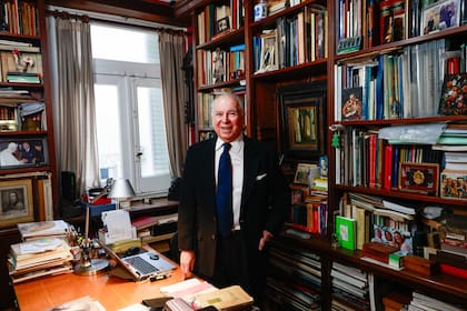 Ángel Navarro apeló a su extensa biblioteca para la investigación