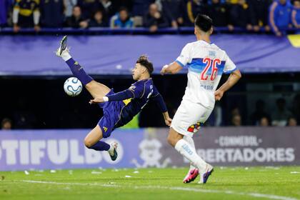 Ángel Romero, exigido, intenta definir en el área: Boca empujó más de lo que jugó ante Católica y volvió a mostrar sus problemas de claridad y eficacia