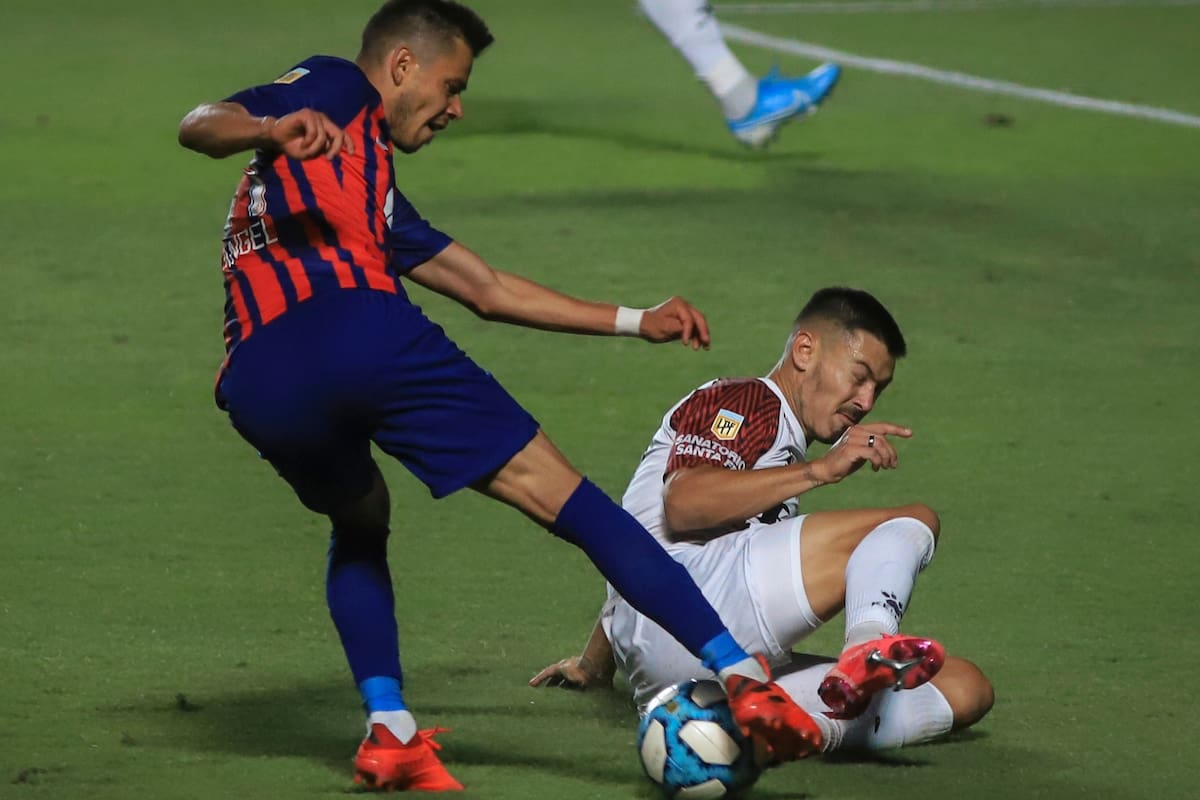 Angel Romero y Federico Lértora luchan por la pelota durante el partido que disputan San Lorenzo de Almagro y Colón de Santa Fe.
