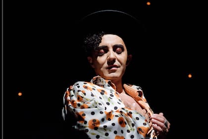 Ángel Ruiz recorre la vida y obra de Miguel de Molina en el unipersonal que trae a Buenos Aires
