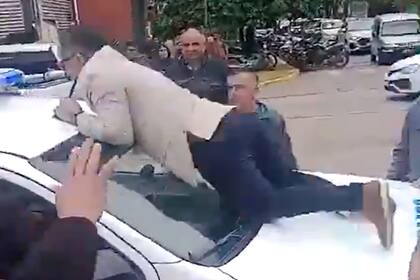 Ángel Sánchez, concejal chaqueño de la Corriente Expresión Renovada (CER), protagonizó un insólito episodio durante un desalojo