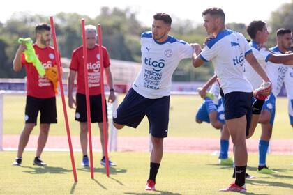Angel y Oscar Romero, como son jugadores libres, ya trabajan bajo las órdenes de Guillermo Barros Schelotto en Paraguay