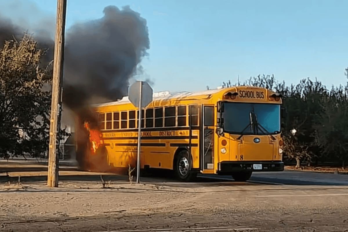 Ángel Zarco y Carlos Perea Romero trabajaban en la zona cuando observaron que un autobús escolar se incendiaba y lograron rescatar a 20 niños, en el Condado de Madera
