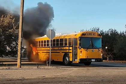 Ángel Zarco y Carlos Perea Romero trabajaban en la zona cuando observaron que un autobús escolar se incendiaba y lograron rescatar a 20 niños, en el Condado de Madera