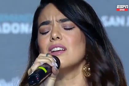La artista cantó el himno en la final de la copa argentina y encandiló a todos