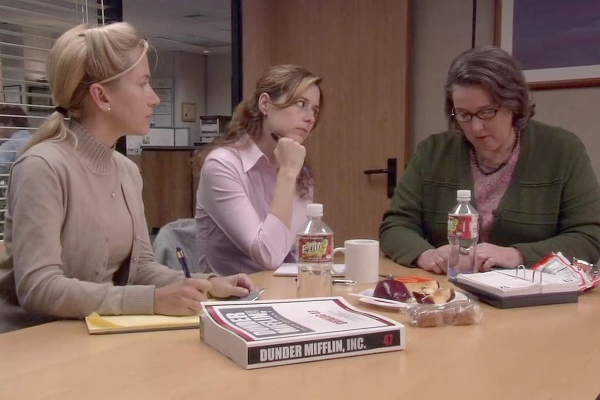 Angela, de la serie The Office, presidía un comité de organización de fiestas al que le costaba la toma de decisiones