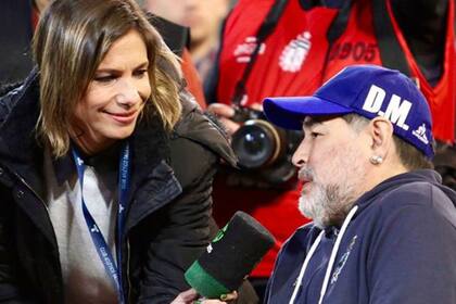 Angela Lerena, de extensa trayectoria, es periodista a pie de campo en los partidos de la señal premium TNT Sports y comenta encuentros de la liga femenina