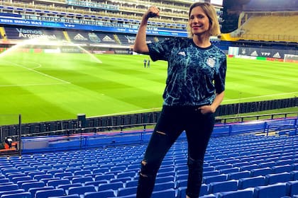 Ángela Lerena, la primera mujer en comentar un partido oficial del seleccionado argentino: la acompañó Pablo Giralt en la Televisión Pública.