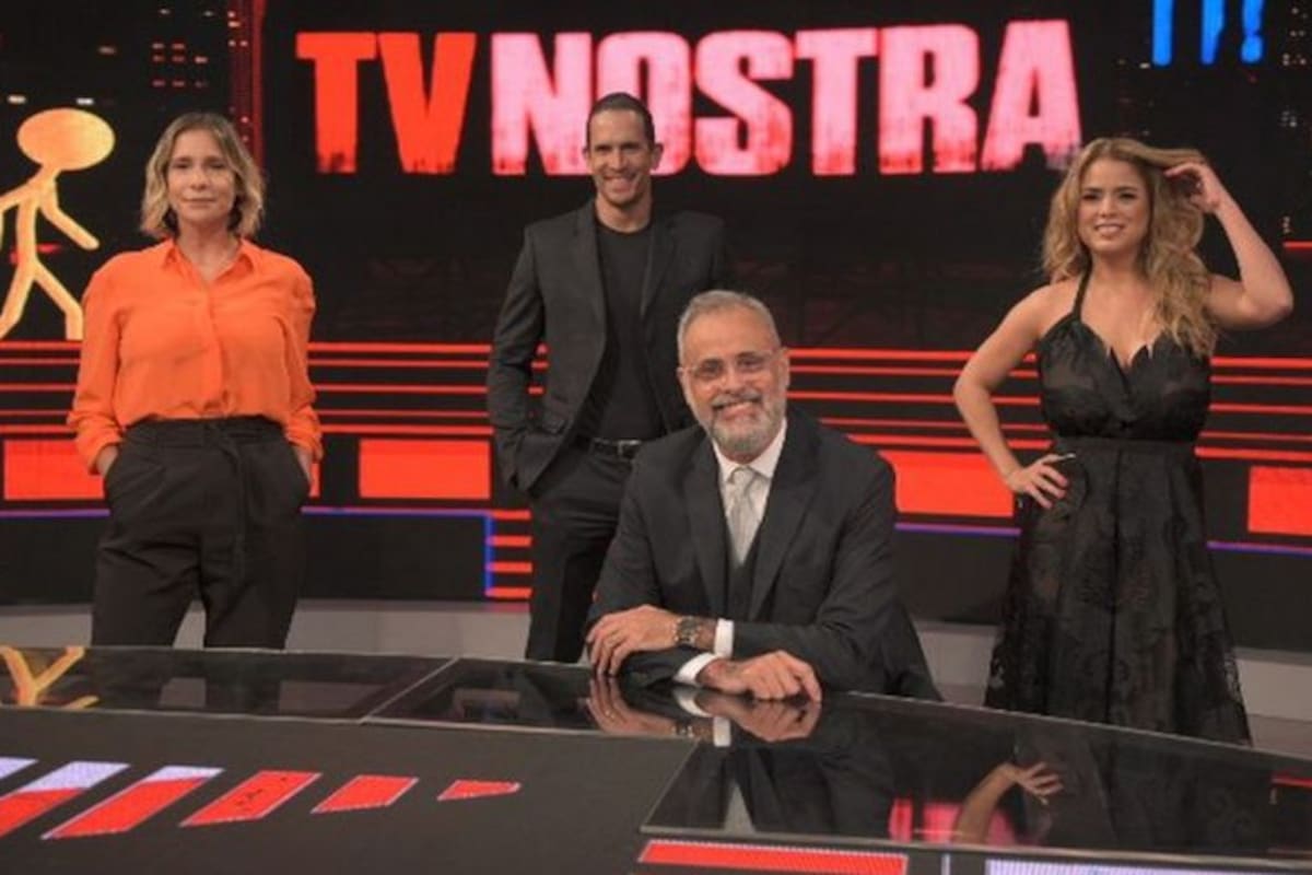 Angela Lerena, Ramos y Marina Calabró, panelistas de TV Nostra, junto al conductor del ciclo, Jorge Rial, quien decidió concluir con el mismo