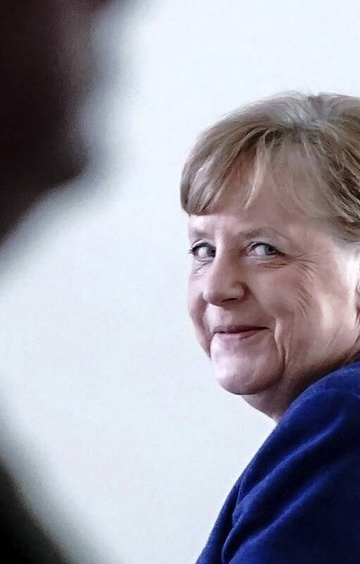 Angela Merkel sonríe tras una conferencia de prensa en Berlín, a fines de abril