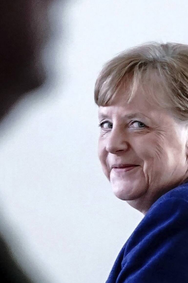 Angela Merkel sonríe tras una conferencia de prensa en Berlín, a fines de abril