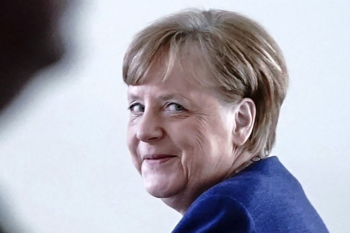 Angela Merkel sonríe tras una conferencia de prensa en Berlín, a fines de abril
