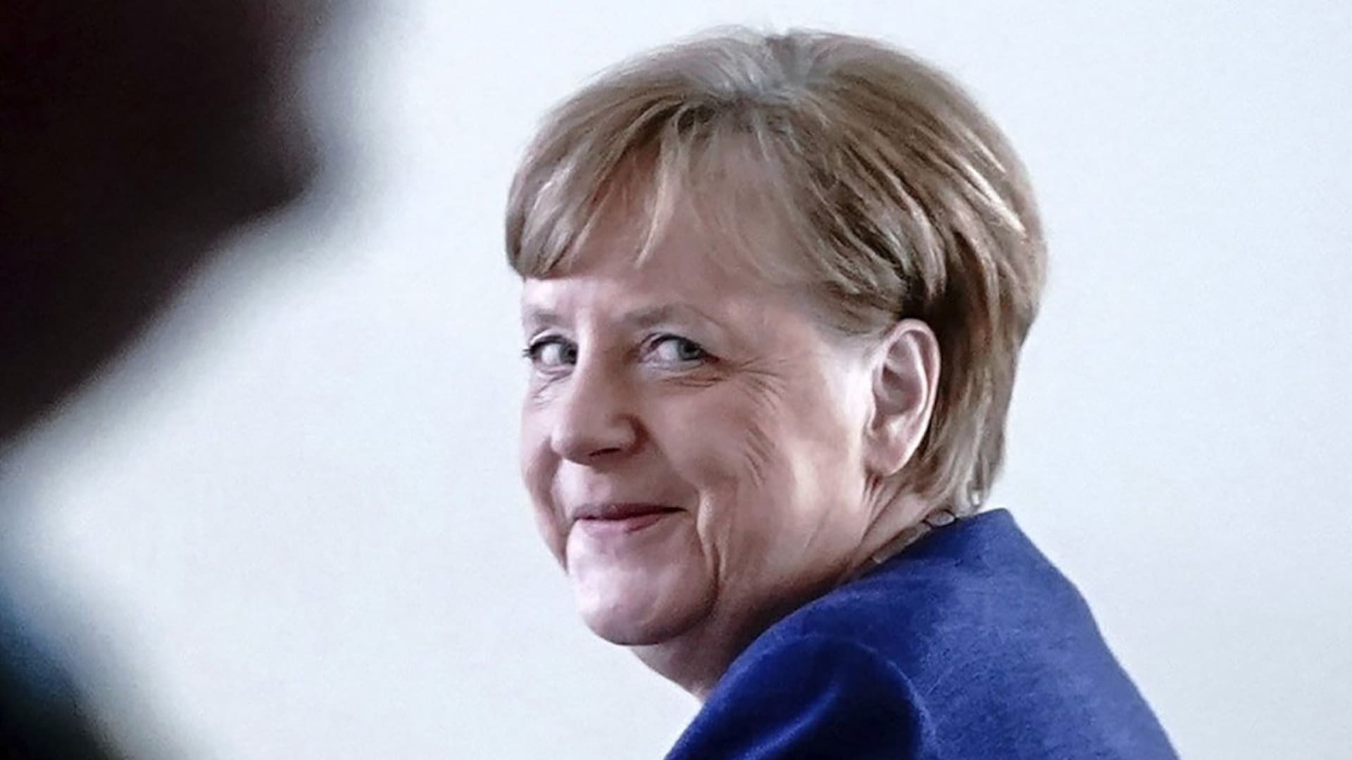 Angela Merkel sonríe tras una conferencia de prensa en Berlín, a fines de abril