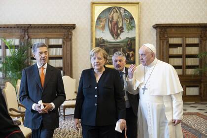 Angela Merkel y su marido, Joachim Sauer, durante la audiencia papal