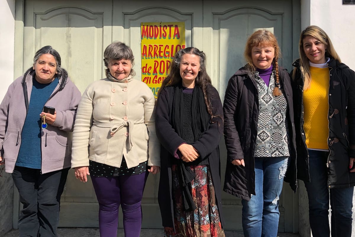 Ángela, Nilda, Elizabeth y Ana, se reinsertaron en la comunidad gracias al Programa de Rehabilitación y Externación Asistida del Hospital Esteves; las acompaña un equipo de profesionales, como Karina, que es enfermera