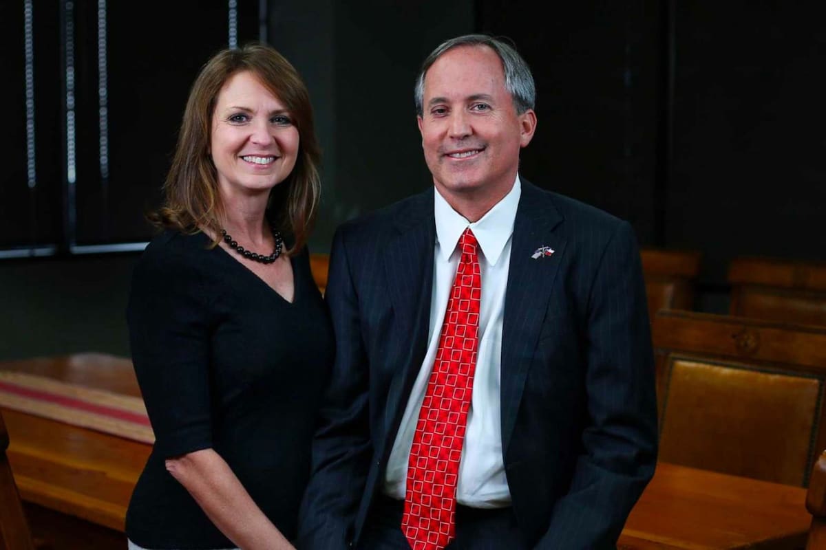 Angela Paxton es una senadora estatal republicana de Texas que representa al Distrito 8, el cual incluye áreas como McKinney. En julio del año pasado anunció su divorcio