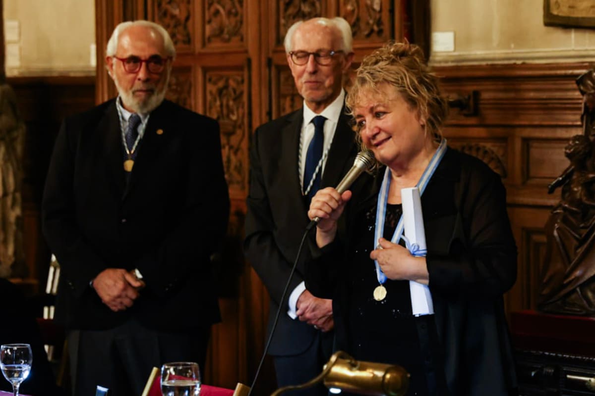 Ángela Pradelli recibió los atributos como miembro de número de la Academia Argentina de Letras junto a Santiago Kovadloff y Rafael Oteriño
