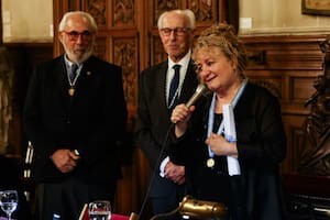 Ángela Pradelli recibió los atributos como miembro de número de la Academia Argentina de Letras junto a Santiago Kovadloff y Rafael Oteriño
