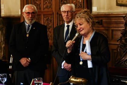 Ángela Pradelli recibió los atributos como miembro de número de la Academia Argentina de Letras junto a Santiago Kovadloff y Rafael Oteriño