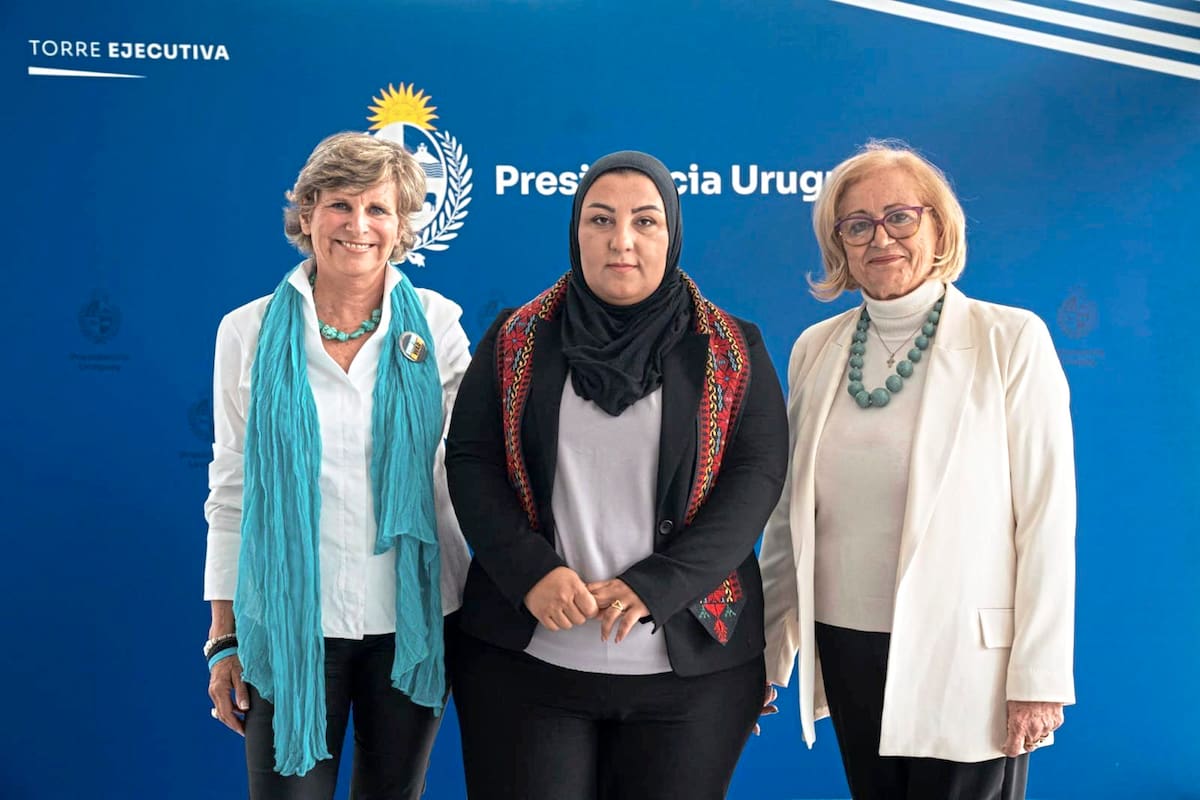 Angela Scharf, Reem Al-Hajajreh y Hyam Tannous, en el Centro Ana Frank Argentina