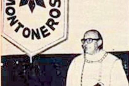 Angelelli, junto a un símbolo de violencia