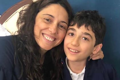 Ángeles junto a su hijo, Pedro, de 10 años