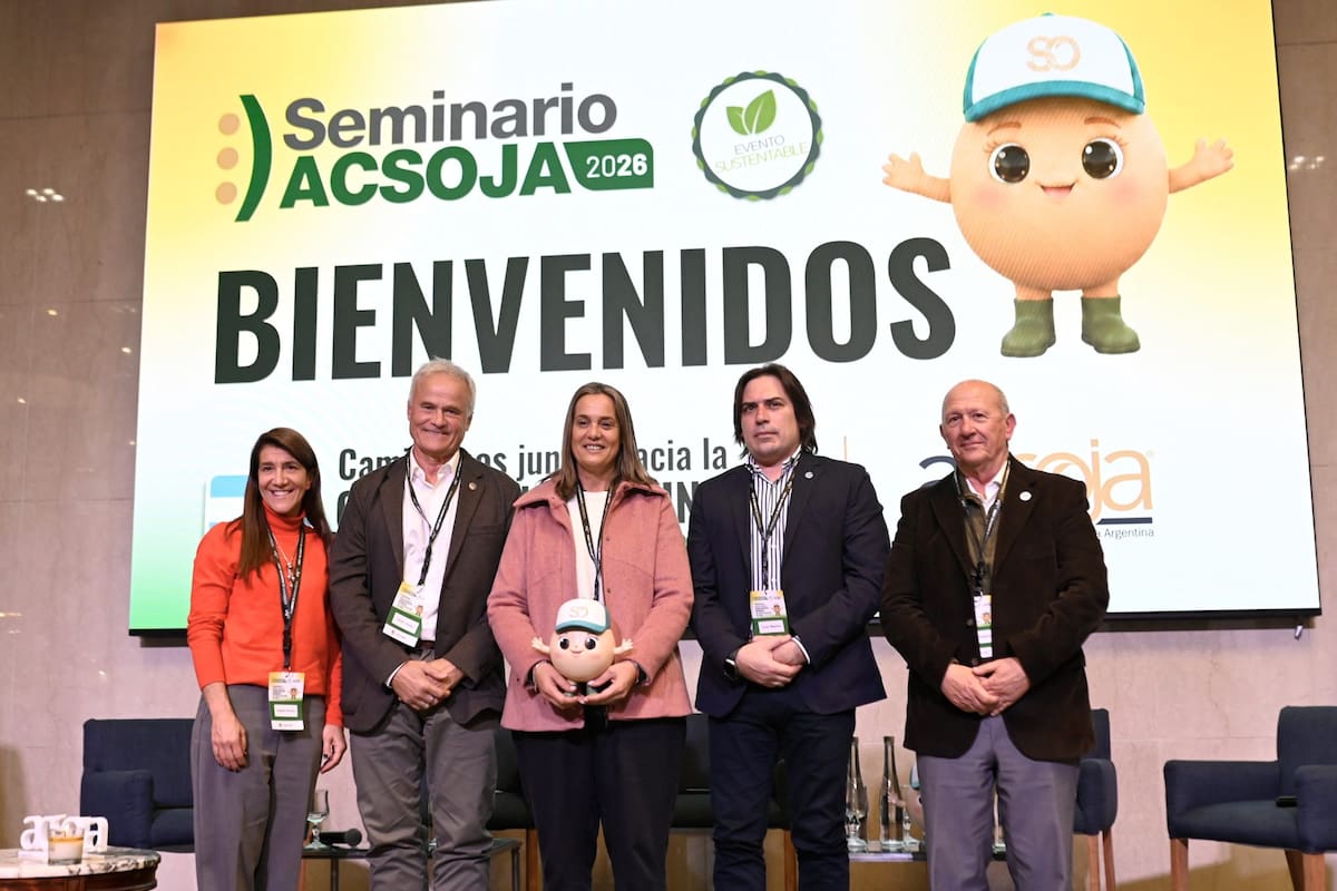 Ángeles Naveyra, moderadora por la Fundación Barbechando; Carlos Uranga (SRA), Andrea Sarnari (FAA), Lucas Magnano (Coninagro) y Carlos Castagnani (CRA)