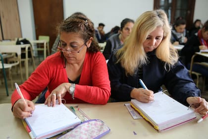 Angélica junto a una compañera