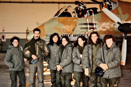 Angélica Sendes, Norma Navarro, María Marta Lemme, Cristina Ricchieri, Susana Mazza y Silvia Barrera, las instrumentadoras quirúrgicas que estuvieron en el Irízar (con ellas, el Teniente Raul Federici)