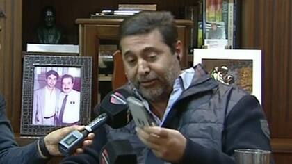 Angelici bromea con su celular por TV
