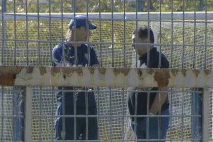 Angelici charlando con Schiavi, técnico de la reserva de Boca