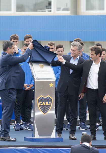 Angelici, Macri y Barros Schelotto descubren la placa