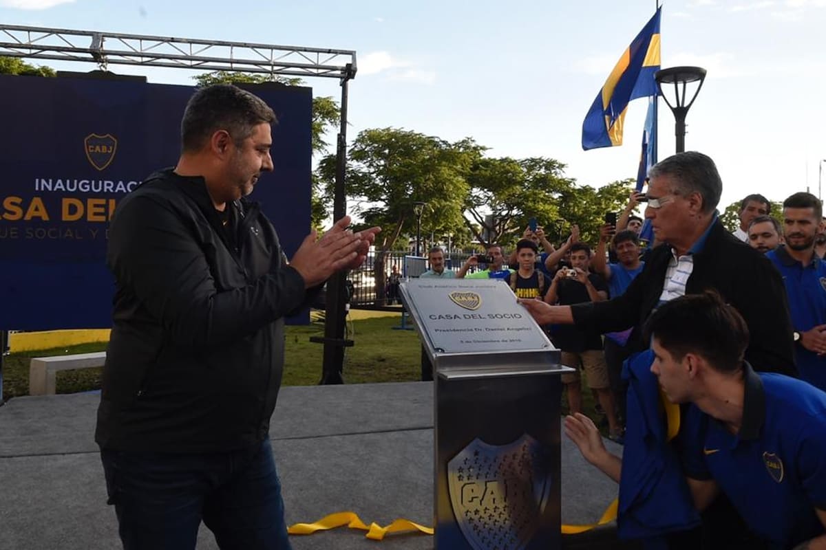 Angelici y Ángel Clemente Rojas descubren la placa de la inauguración de la Casa del Socio de Boca