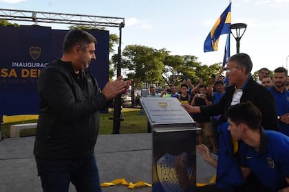 Angelici y Ángel Clemente Rojas descubren la placa de la inauguración de la Casa del Socio de Boca