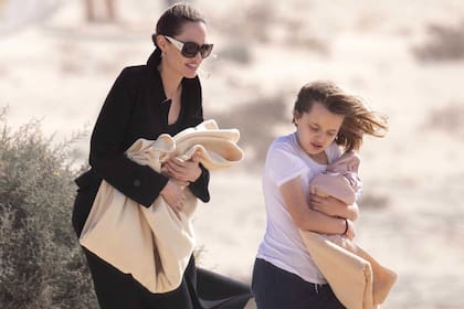 Angelina Jolie y Vivienne abrazan las mantas que recibieron para cubrirse del viento en la playa de Las Canarias