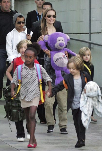 Angelina Jolie camina acompañada de sus hijos Maddox, Shiloh, Zahara, Knox y Vivienne a su llegada al aeropuerto de Sídney, en 2013
