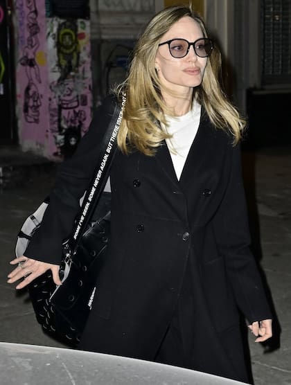 Angelina Jolie cautivó a los paparazzi con un rubio radiante. Siempre tendencia, la actriz fue capturada mientras salía de la tienda de su nueva marca de moda, Atelier Jolie, en Nueva York