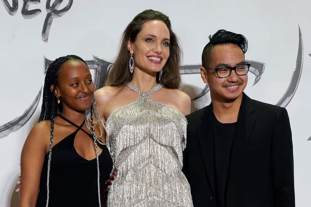 Angelina Jolie con sus hijos Zahara y Maddox, en un estreno en Tokio, Japón, en octubre de 2019
