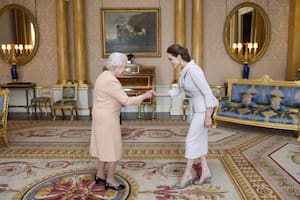 Angelina Jolie e Isabel II en el Palacio de Buckingham en 2014 (Foto: Archivo)