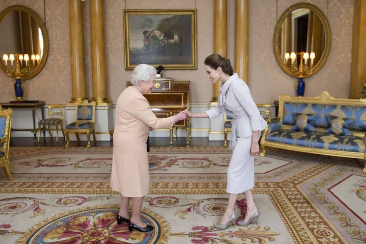Angelina Jolie e Isabel II en el Palacio de Buckingham en 2014 (Foto: Archivo)