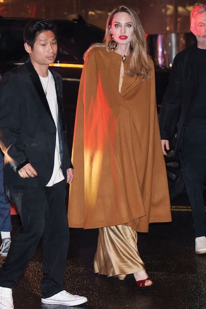 Angelina Jolie en Nueva York con su hijo Pax en la première de The Otsuiders.