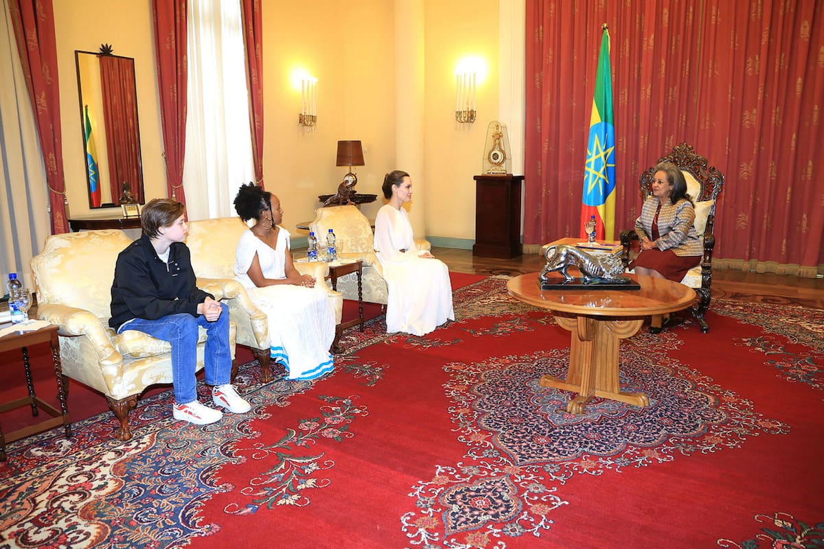 Angelina Jolie junto a Shiloh y Zahara en la oficina de la primera presidente mujer de Etiopía