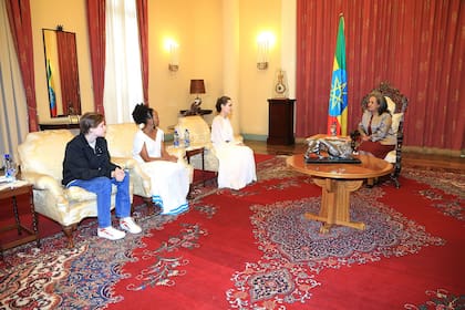Angelina Jolie junto a Shiloh y Zahara en la oficina de la primera presidente mujer de Etiopía