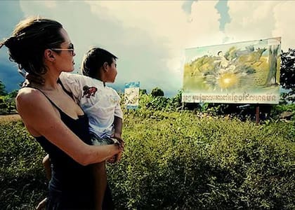 Angelina Jolie junto a su hijo Maddox visitando Camboya en el año 2003