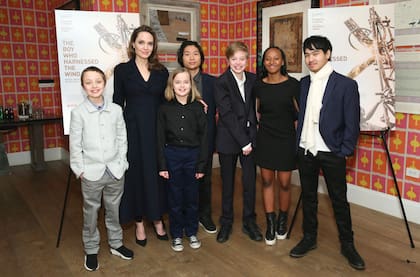 Angelina Jolie junto a sus hijos Knox, Vivienne, Pax, Shiloh, Zahara y Maddox en un evento en 2019