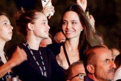 Angelina Jolie mira a su hija Shiloh en pleno concierto de Maneskin en Roma