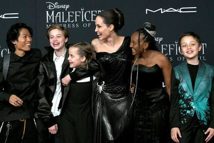 Angelina Jolie bromeó y disfrutó toda la noche junto a Pax, Zahara, Shiloh, Knox y Vivienne