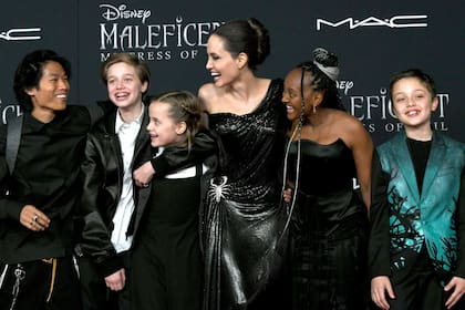 Angelina Jolie bromeó y disfrutó toda la noche junto a Pax, Zahara, Shiloh, Knox y Vivienne