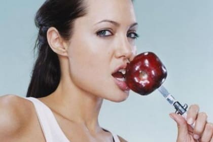 Angelina Jolie tiene una vasta colección de cuchillos