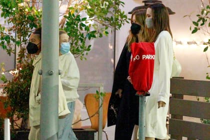 Los fotógrafos se sorprendieron con la amistad de Jolie y Pompeo